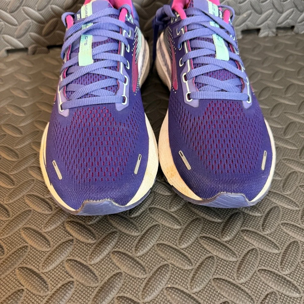 Brooks adrenaline GTS 22 Running Shoes Size 10 Navy / Yucca Pink